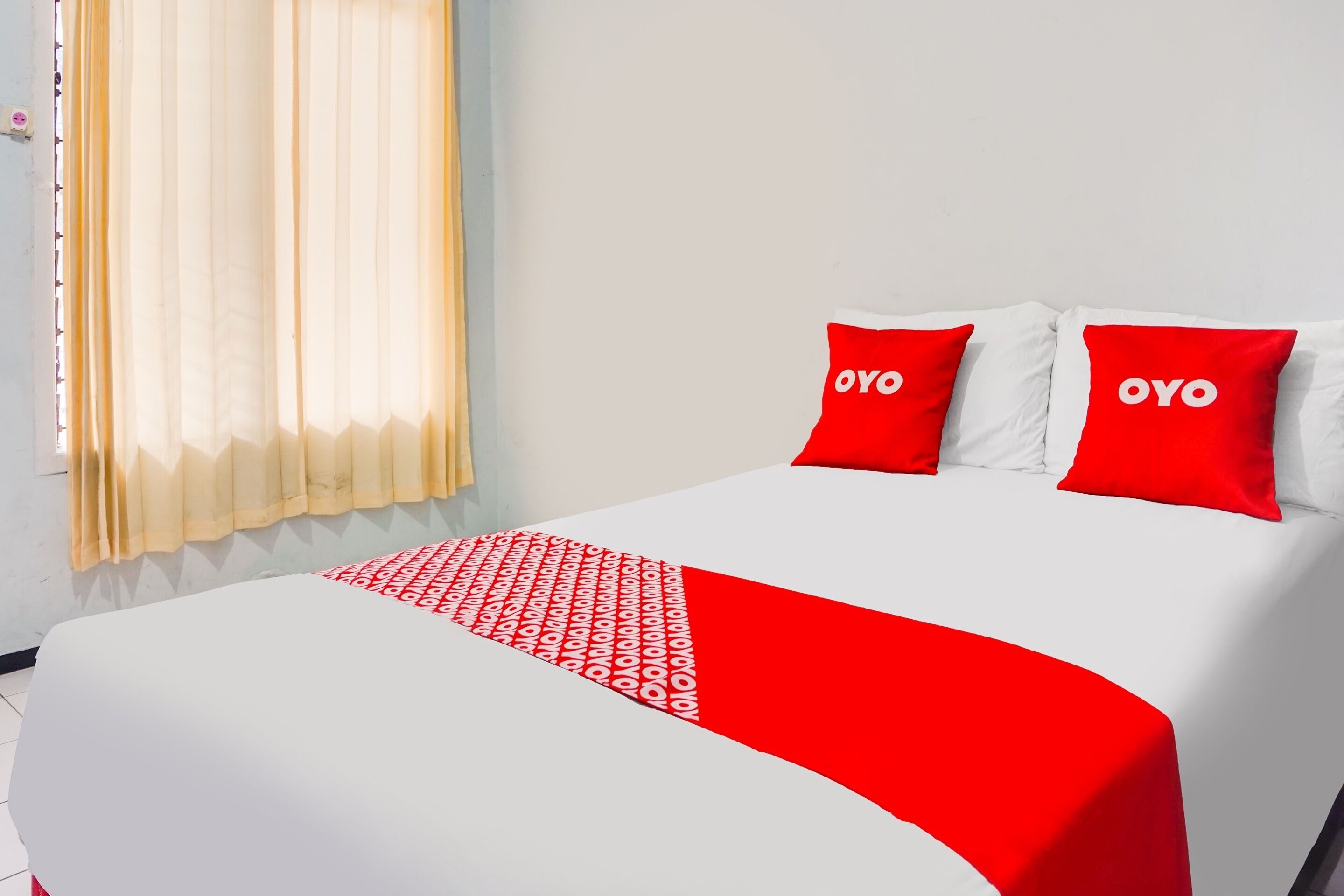 Deluxe Double Room | Laptop workspace, bed sheets