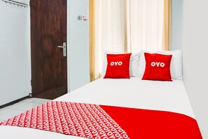 Habitación doble estándar | Espacio para trabajar con laptop y ropa de cama 
