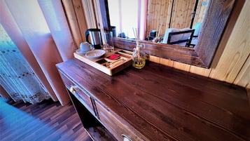 Luxury Twin Room | Makan dalam bilik