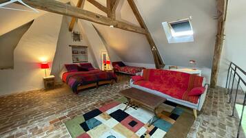 Televisio, takka, pöytätennispöytä