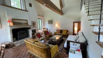 Una televisión, una chimenea, una mesa de tenis de mesa