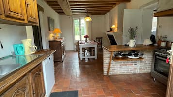 Jääkaappi, mikroaaltouuni, uuni, astianpesukone