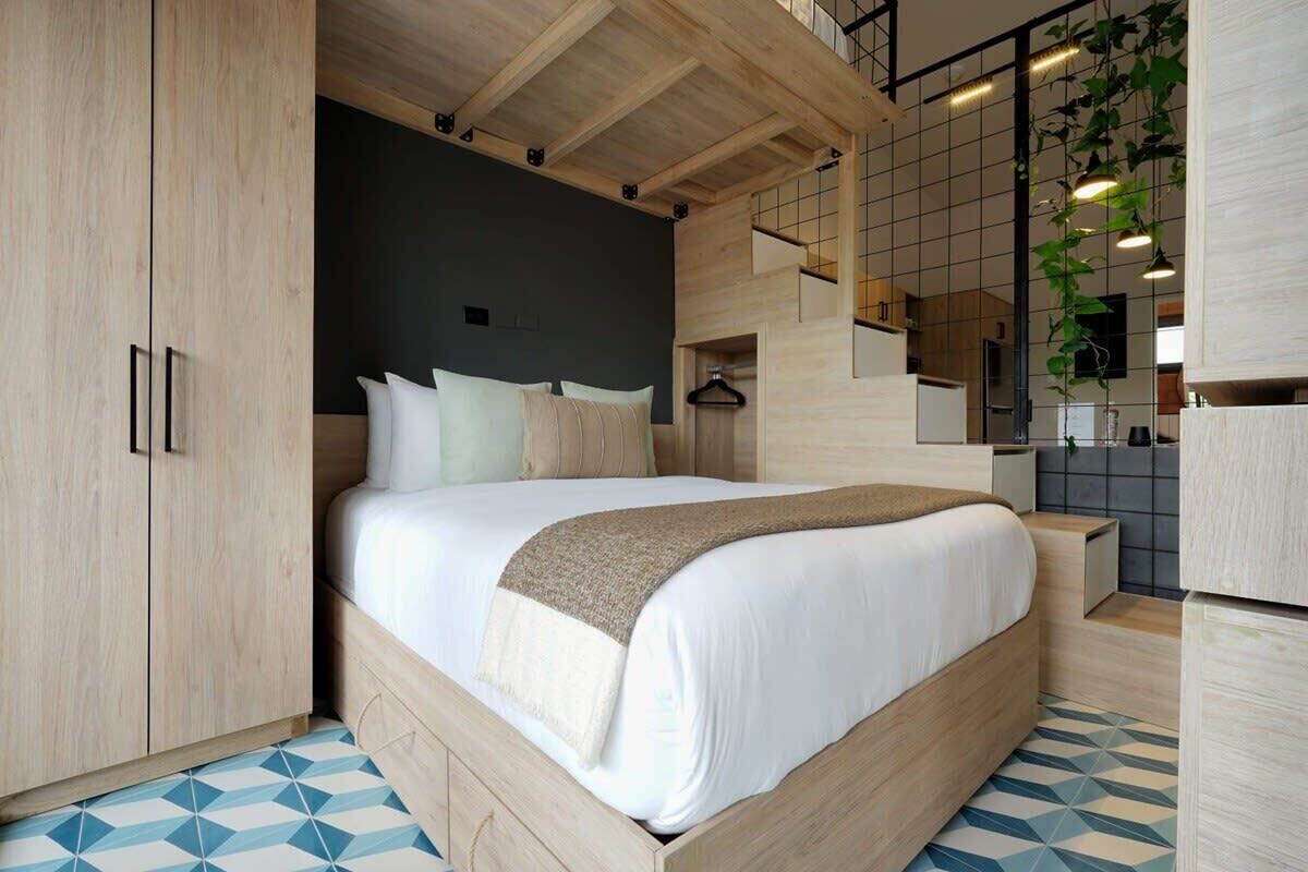 1 dormitorio, escritorio, tabla de planchar con plancha y wifi