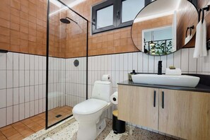 Dusche, Haartrockner, Handtücher