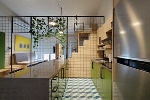 Kühlschrank, Mikrowelle, Herdplatte, Wasserkocher mit Kaffee-/Teezubehör