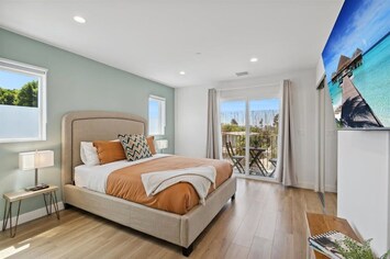 Queen bedroom w attached bath, patio, blackout blinds, TV