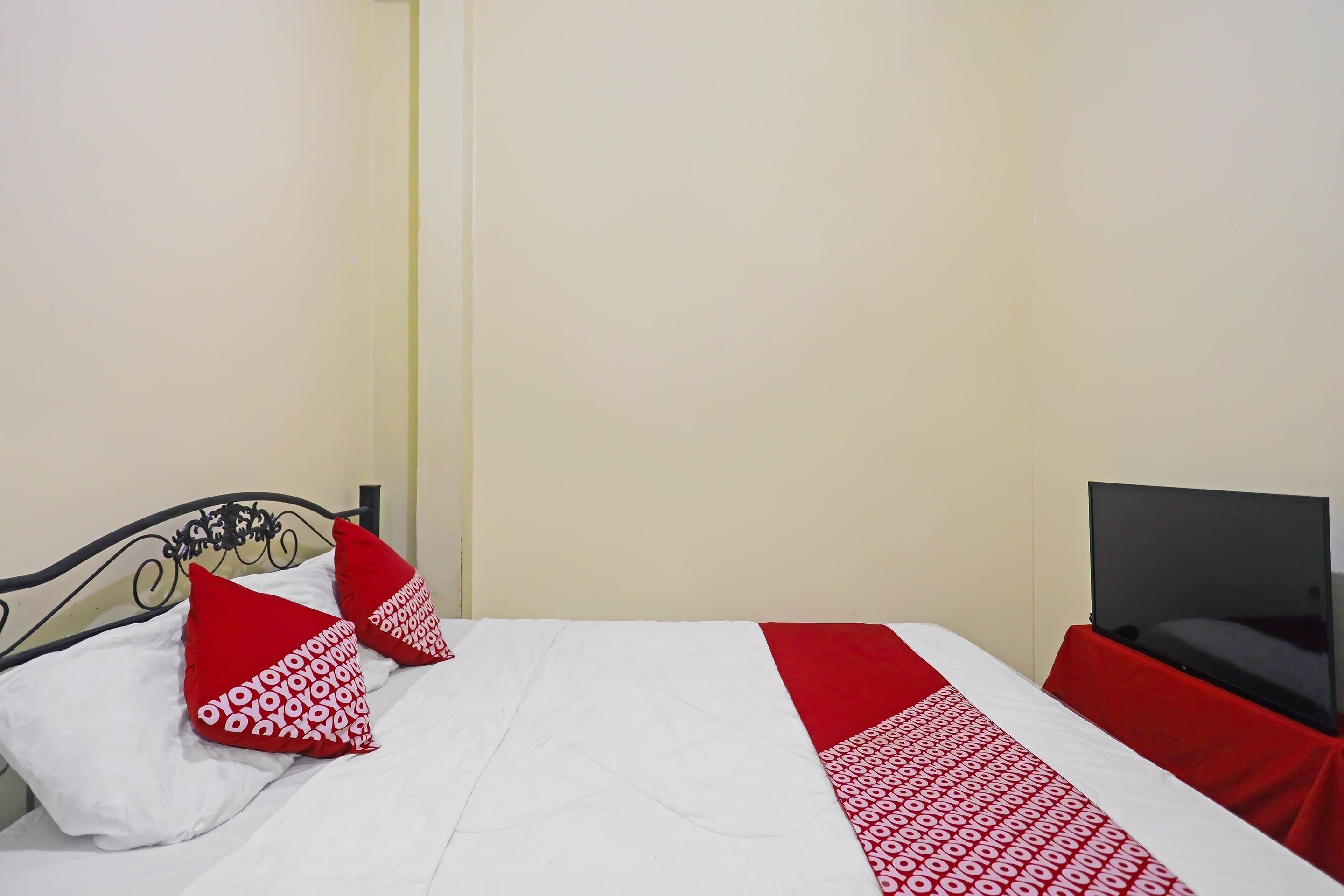 standard double room | laptop workspace, free wifi, bed sheets