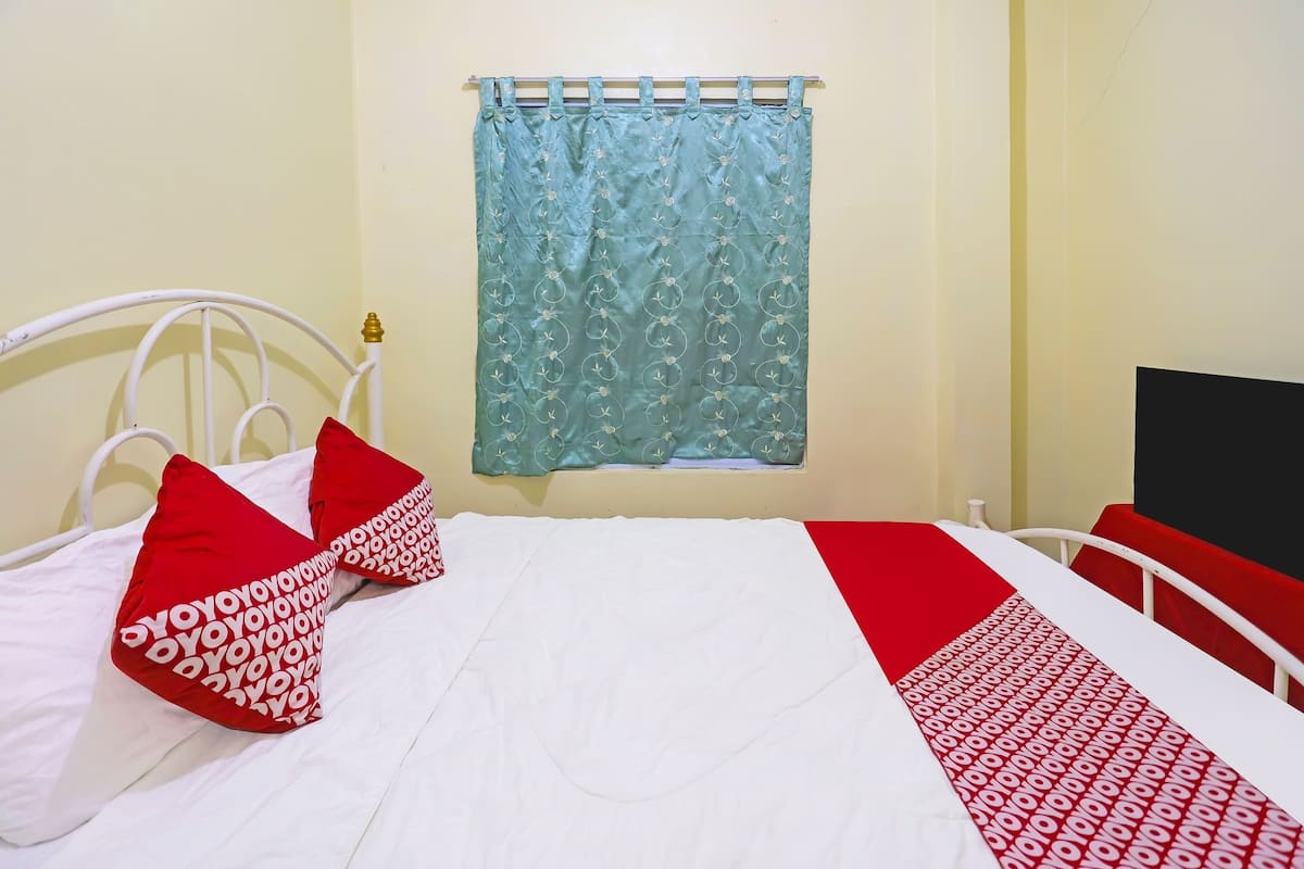 standard double room | laptop workspace, free wifi, bed sheets