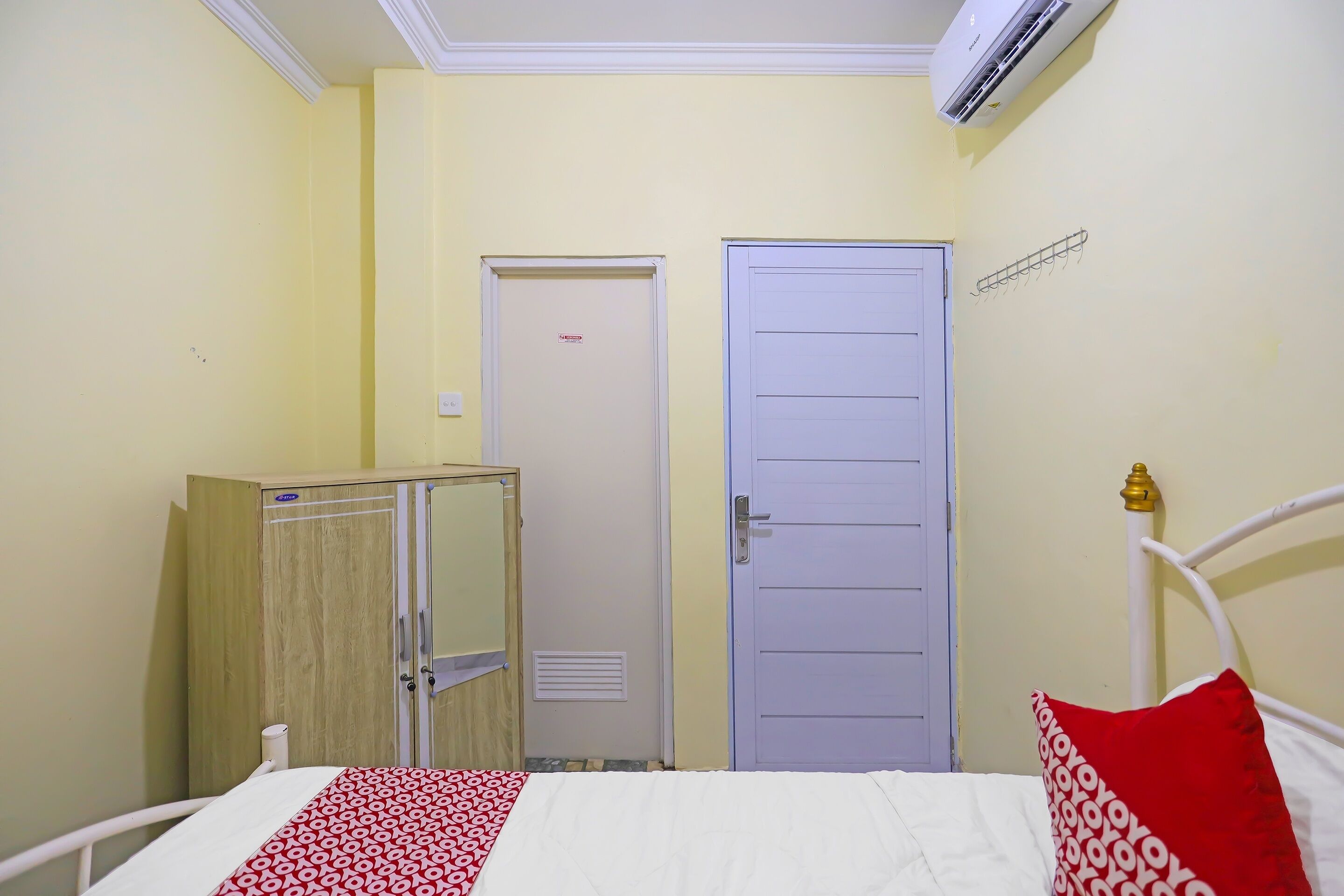 standard double room | laptop workspace, free wifi, bed sheets