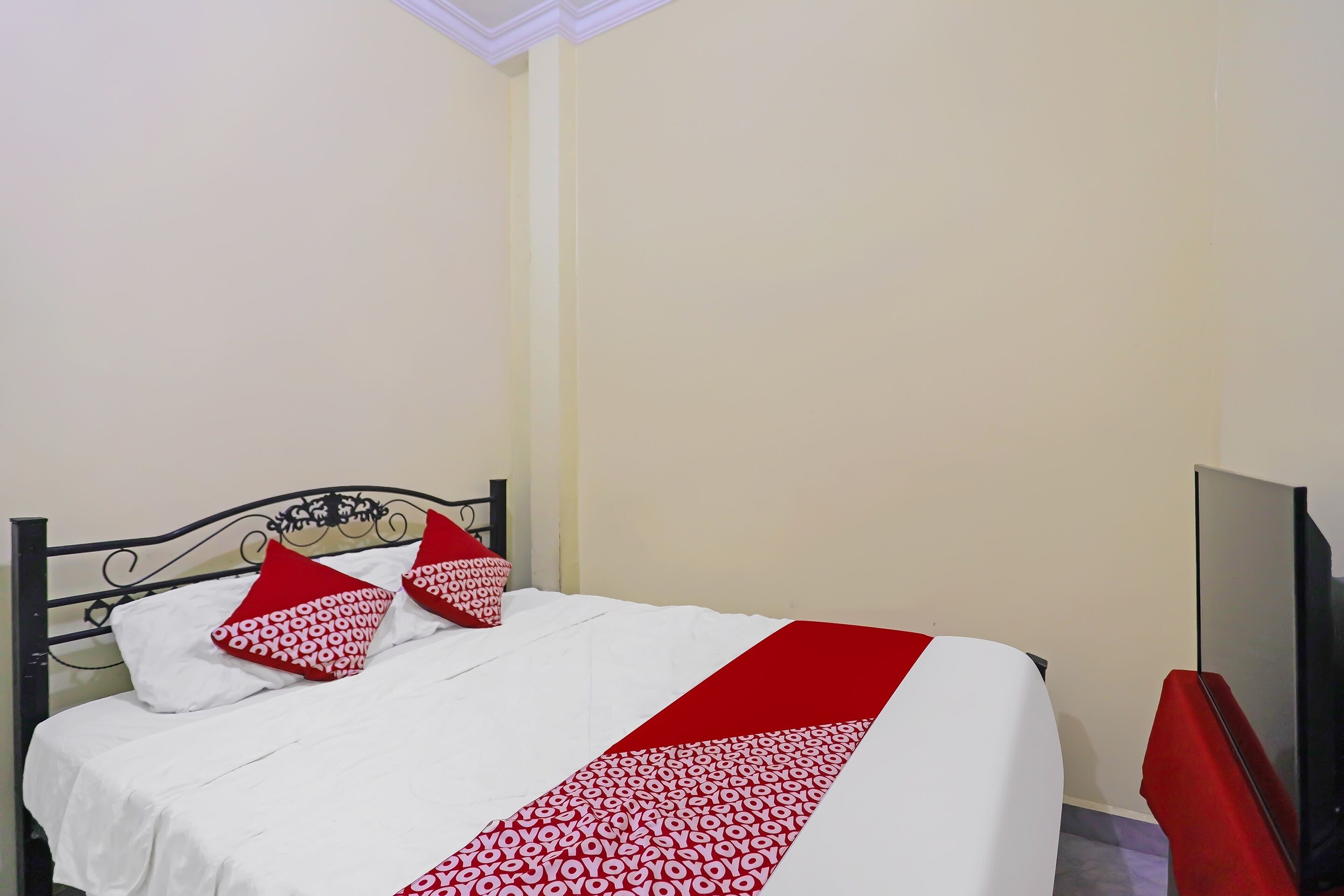 standard double room | laptop workspace, free wifi, bed sheets