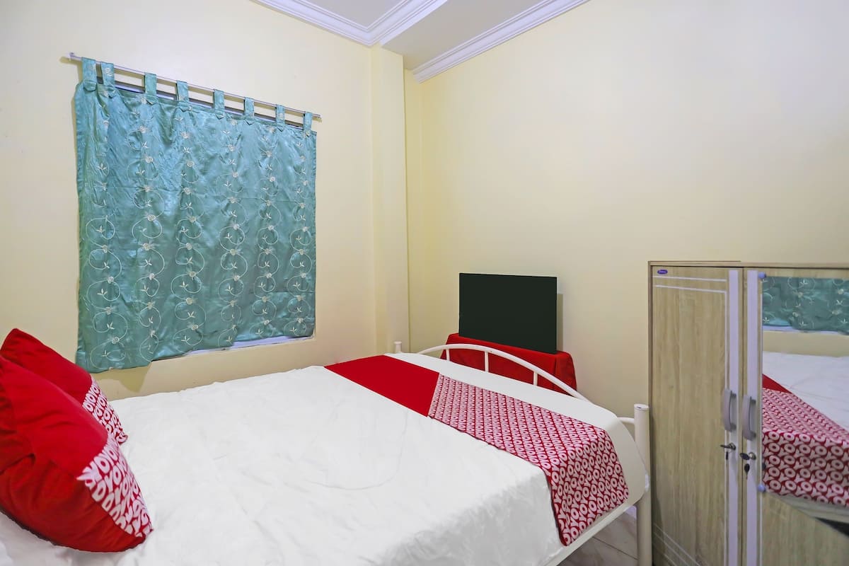 standard double room | laptop workspace, free wifi, bed sheets