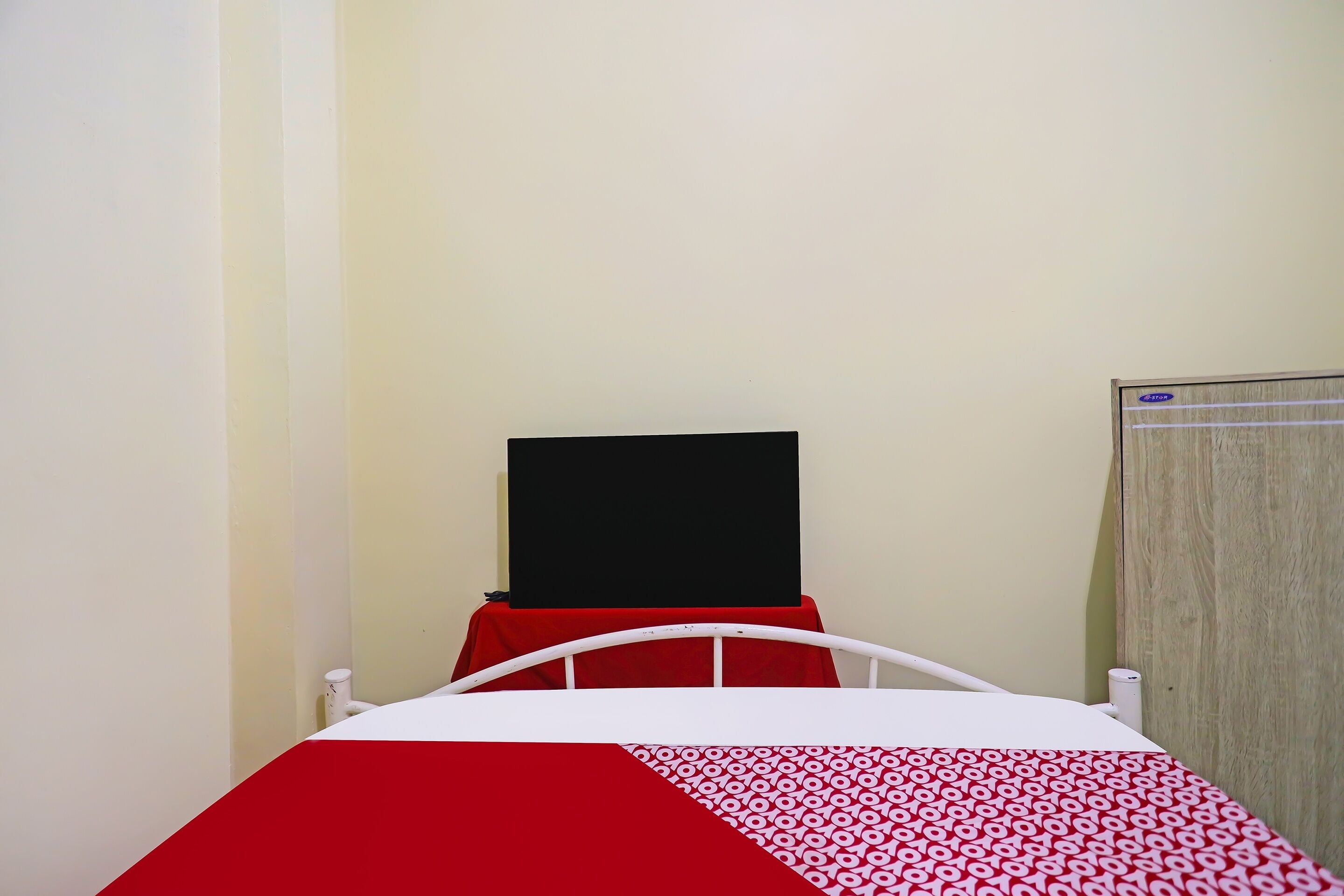 standard double room | laptop workspace, free wifi, bed sheets