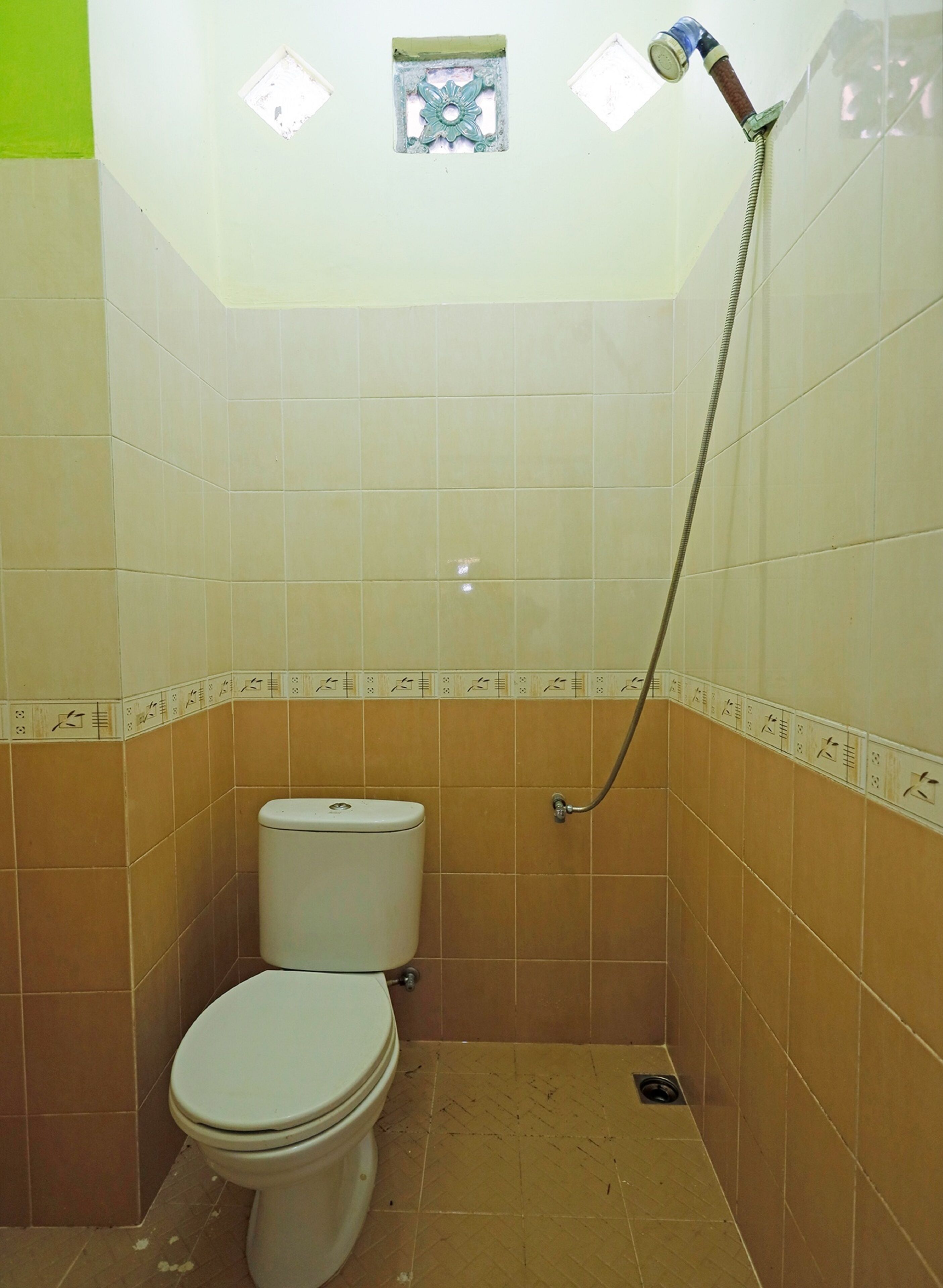 standard double room | bathroom | shower, towels