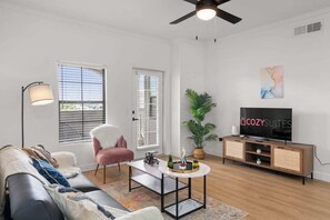 Televisión, chimenea, servicios de streaming y oficina 