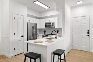 Refrigerador, microondas, horno y parrilla de estufa 