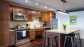 Refrigerador, microondas, horno y parrilla de estufa