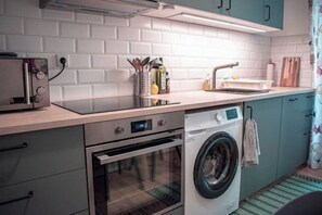 Fridge, microwave, dishwasher, electric kettle - Central, quiet apartment - Kitchen | WiFi | TV (Berlin)