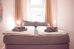 Desk - Central, quiet apartment - Kitchen | WiFi | TV (Berlin)