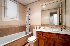 Douche, sèche-cheveux, serviettes fournies