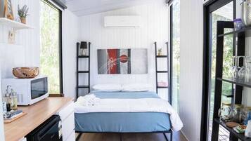 1 bedroom, bed sheets