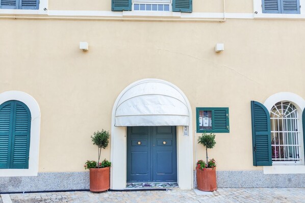 Exterior detail - Bordopineta Center - Central and bright apartment (Pineto)