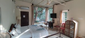 1 bedroom, desk, iron/ironing board, WiFi