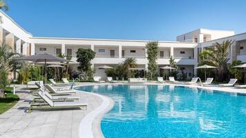 Außenpool (je nach Saison geöffnet), Sonnenschirme, Liegestühle