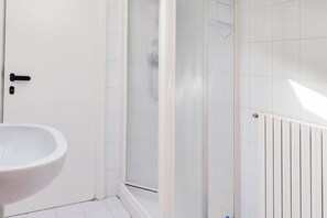 Dusche, Haartrockner, Bidet, Handtücher