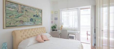 1 chambre, bureau, fer et planche à repasser, lit parapluie