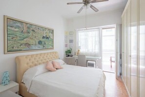 1 dormitorio, escritorio, tabla de planchar con plancha y cuna de viaje