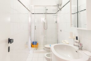 Ducha, secador de pelo, bidé y toallas