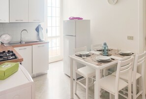 Réfrigérateur, un four, surface de cuisson, lave-vaisselle