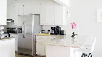 Geladeira, micro-ondas, fogão, cooktop
