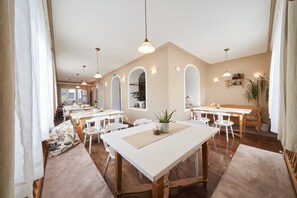 含每日吃到飽早餐