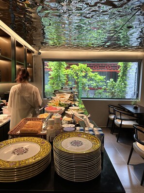 包含每日当地美食早餐