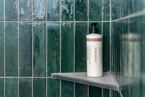 Hair dryer, towels, soap, shampoo - The Barthels Boutique Hotel (Würzburg)