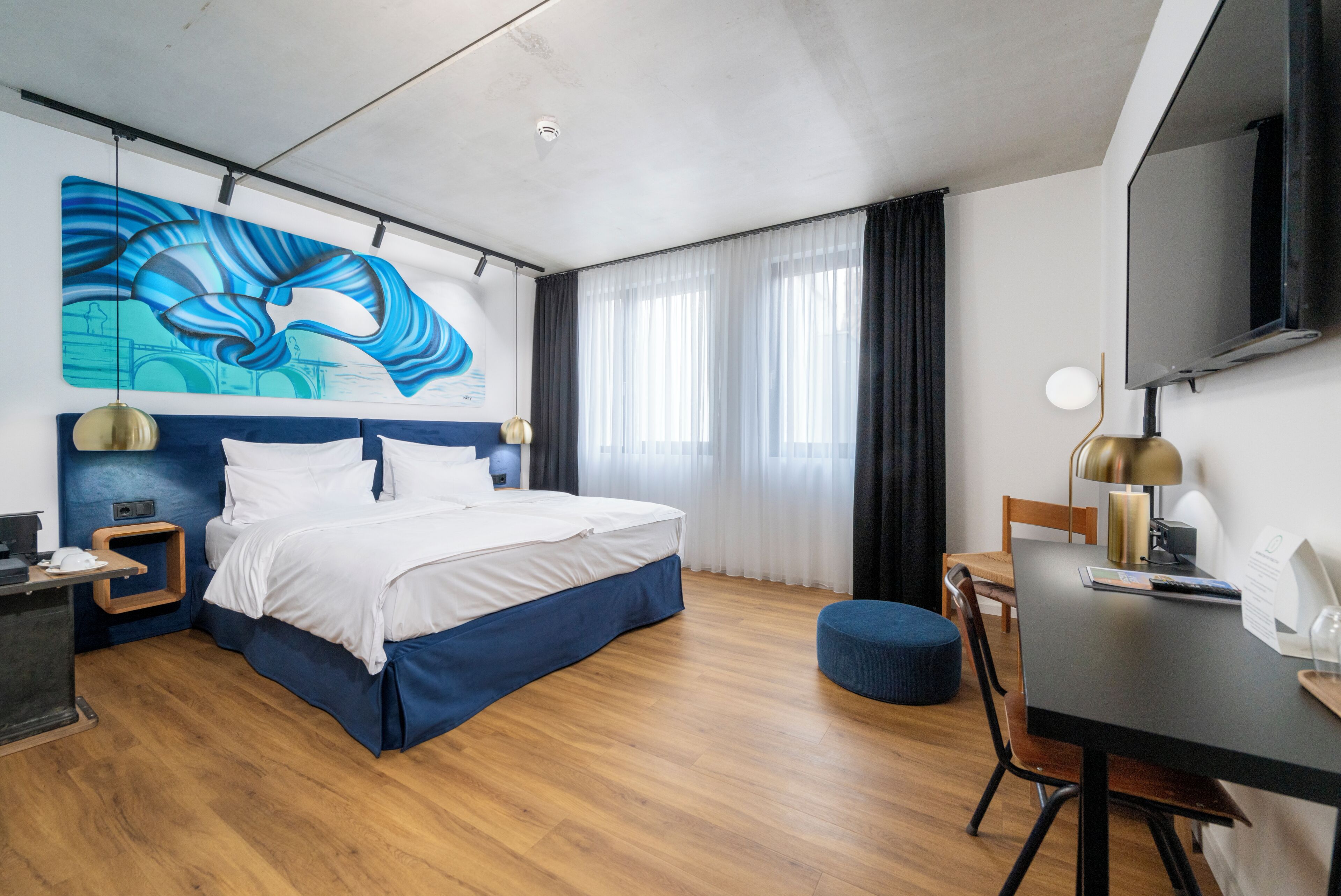 Grand Room | Hypo-allergenic bedding available, in-room safe, desk, laptop workspace