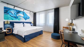 Grand Room | Hypo-allergenic bedding available, in-room safe, desk, laptop workspace