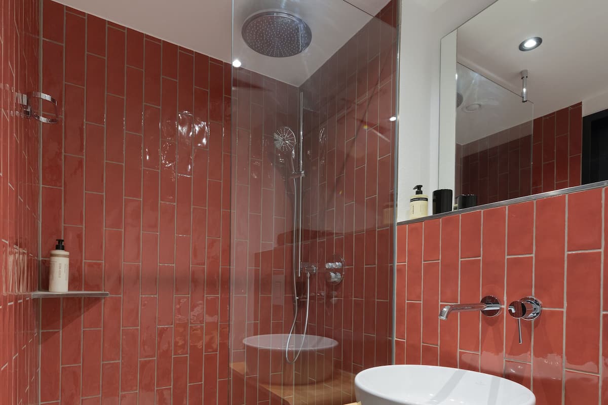 Haartrockner, Handtücher, Seife, Shampoo