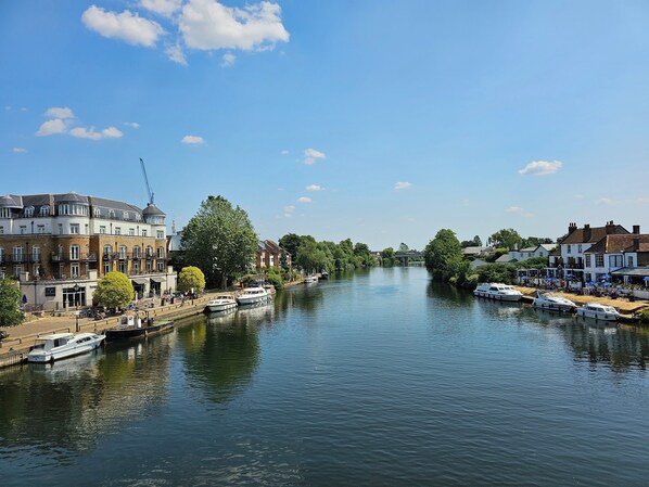 Marina - The stylish apartment is next to the train station Train Station Serenity (Staines-upon-Thames)