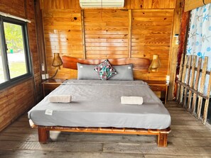 Bungalow panoramique | 1 chambre, lit avec matelas à plateau-coussin, minibar, bureau