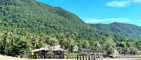 Plage privée, sable blanc, chaises longues, bar de plage