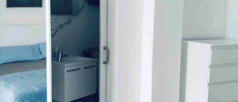 2 dormitorios, escritorio, tabla de planchar con plancha y cuna de viaje