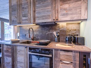 Kjøleskap, mikrobølgeovn, ovn og kokeplater