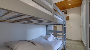 Unclassified image, 5 of 10, button - Ski-in/Ski-out Apartment for 4 in Tignes Val Claret with Wifi (Tignes)