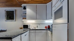 Unclassified image, 3 of 10, button - Ski-in/Ski-out Apartment for 4 in Tignes Val Claret with Wifi (Tignes)