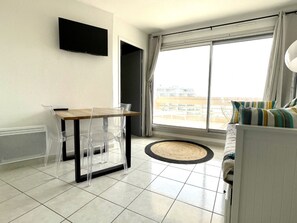 Dining - Renovated apartment with shared pool, 4 sleeps, air conditioning, wifi, sea view terrace (Canet-en-Roussillon)