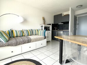 TV - Renovated apartment with shared pool, 4 sleeps, air conditioning, wifi, sea view terrace (Canet-en-Roussillon)