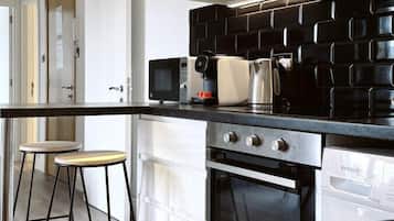 Jääkaappi, mikroaaltouuni, uuni, liesi