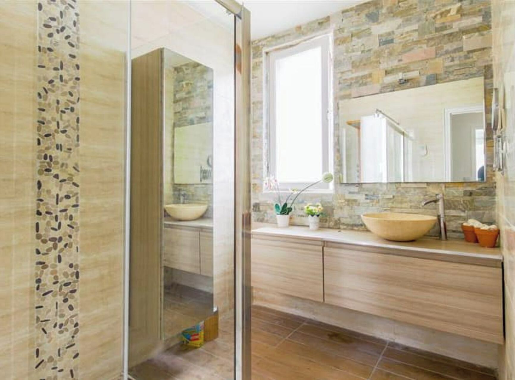 Serviettes fournies, papier toilette